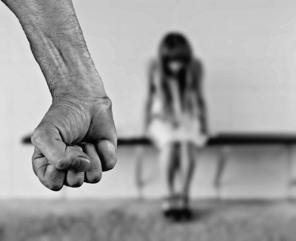 Minoră din Timiș abuzată sexual şi forţată să se prostitueze, timp de trei ani. Cum a scăpat de agresori sora sa, care abia a împlinit 14 ani