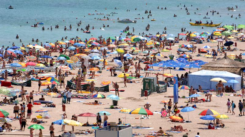 Concediile românilor sunt puse din nou în pericol de un nou val Covid. Când va fi atins vârful infectărilor