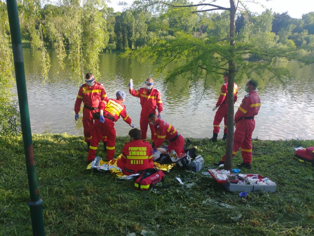 Un tânăr a fost găsit mort pe malul lacului din parcul Plumbuita, în sectorul 2. Polițiștii încearcă să afle cauza decesului