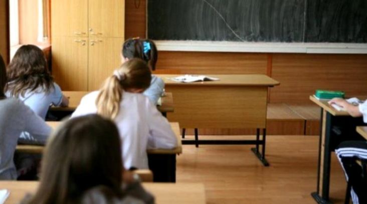 Doi elevi minori, partidă de amor în toaleta unui liceu din Galați. Adolescenții au fost pârâți de colegi