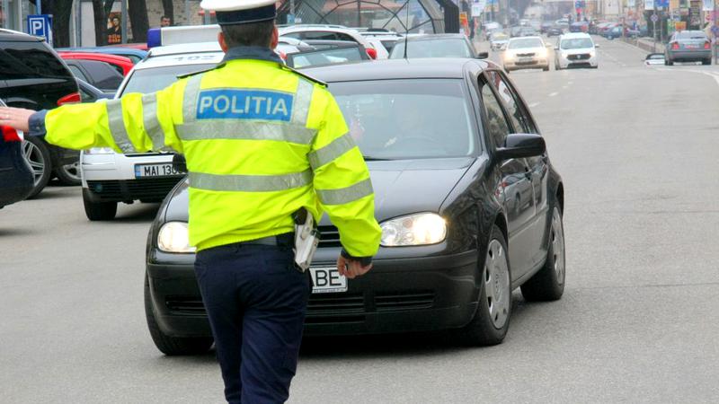 Un bărbat a fost prins la volan băut, fără permis, cu mașina neînmatriculată, și cu număr fals. Ce sancțiune a primit