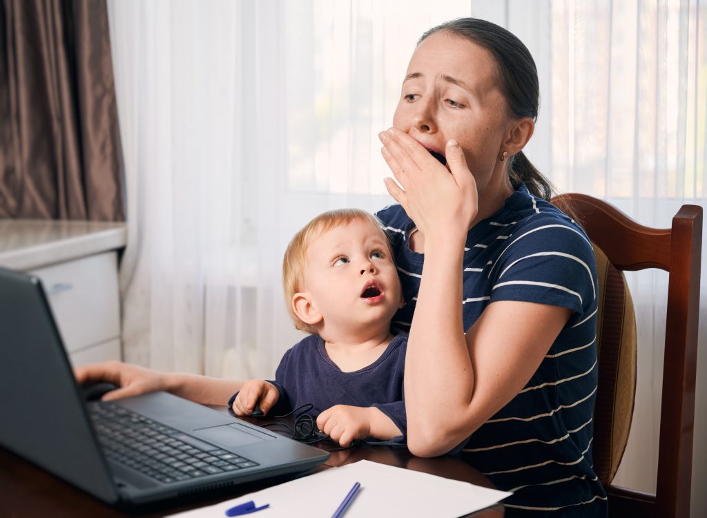Mamele minore şi elevii părinţi vor putea studia inclusiv online. Este PROPUNEREA Ministerului Educației votată de deputați în Comisia de Învăţământ