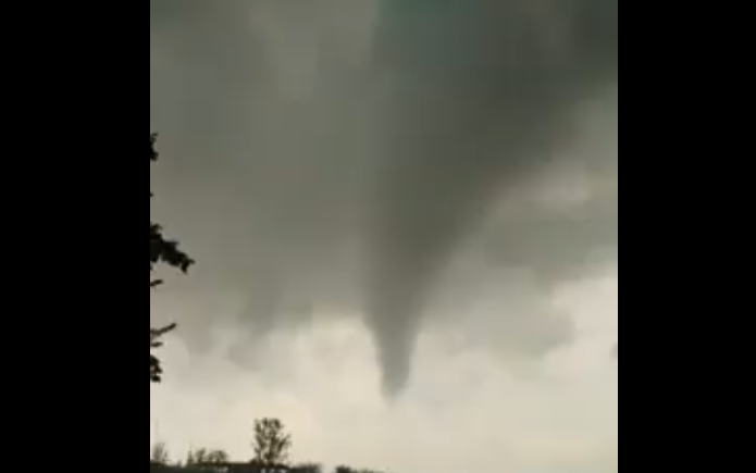 Fenomen meteo extrem surprins în Oradea: un VÂRTEJ de praf cu aspectul unei tornade a fost văzut în oraș