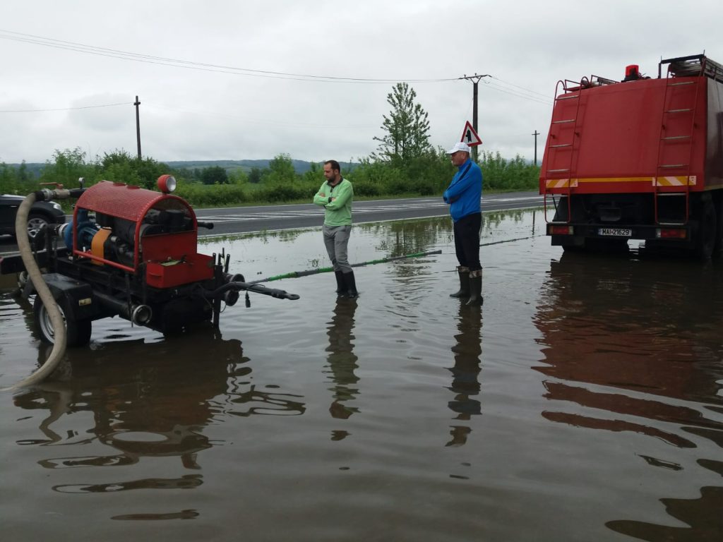 Cod roşu de inundaţii pe mai multe râuri din judeţele Vâlcea, Gorj şi Mehedinţi