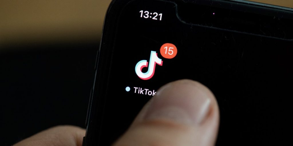 Un bărbat din Cluj a crezut că și-a găsit soție pe TikTok. În realitate, a dat peste o escroacă și a rămas fără o sumă mare de bani / Ce a pățit femeia