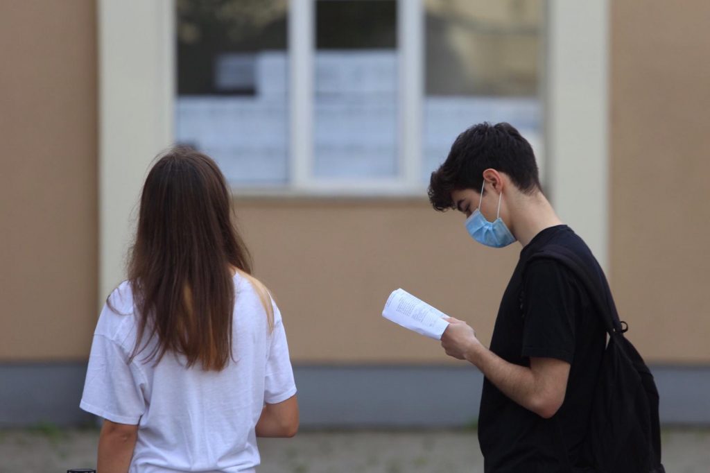 VIDEO| Un tânăr s-a ales cu dosar penal, după ce a postat subiectele de la BAC pe internet