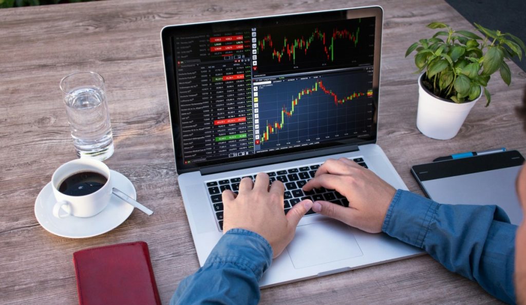 Platforma de investiții eToro fuzionează cu FinTech Acquisition Corp și se listează pe bursa NASDAQ