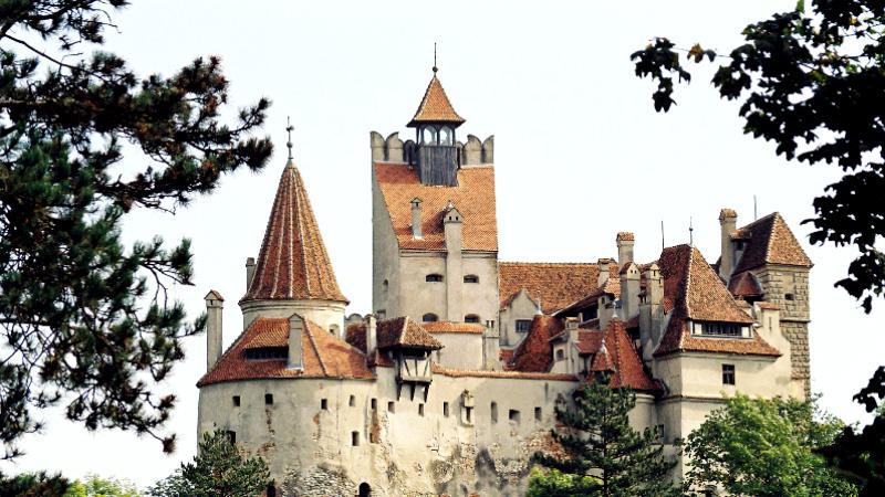 Maraton de vaccinare, timp de o lună, la Castelul Bran. Campania are loc doar în weekend