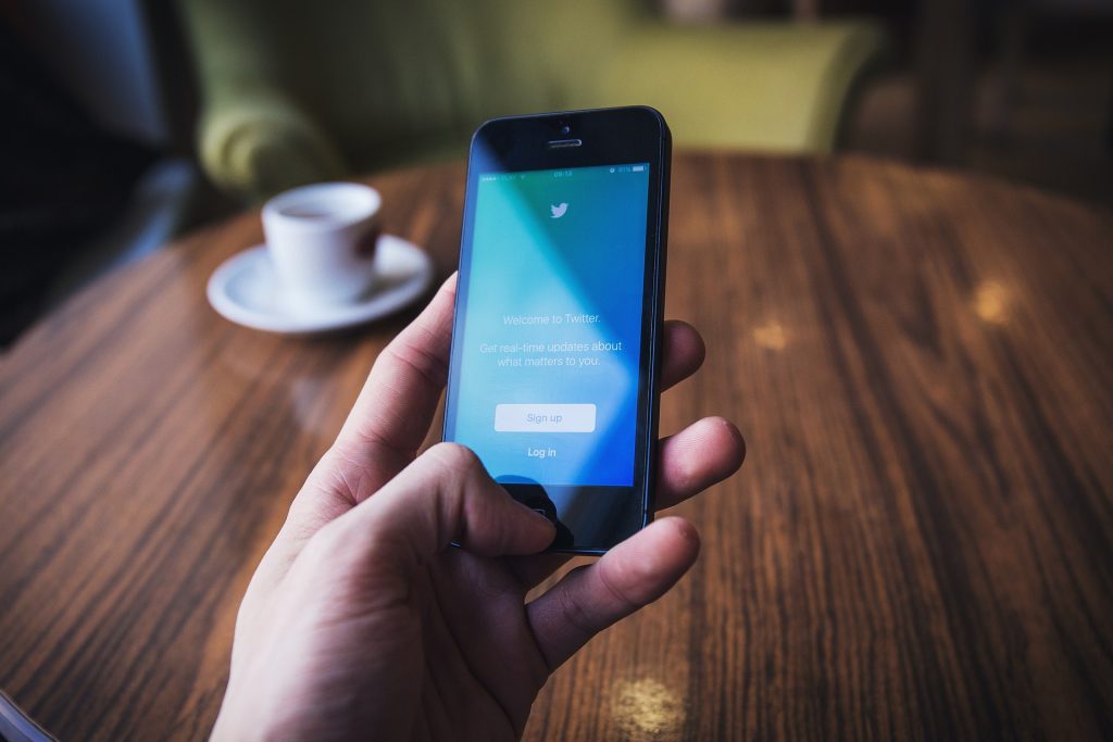 Twitter blochează imaginile cu suferinţele provocate de invazia din Ucraina, postate de ruși. De ce este criticată decizia
