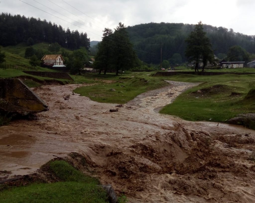 Cod ROȘU de ploi în România! Vremea rea face ravagii