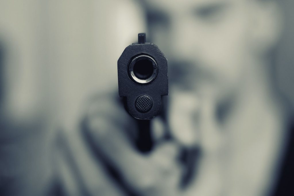 Tentativă de jaf la bancă din Sectorul 5! Un bărbat cu un pistol ce părea de jucărie a intrat și a cerut bani, dar reacția incredibilă a unui angajat l-a pus pe fugă