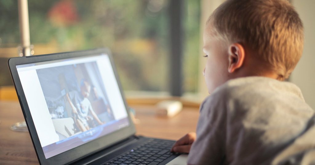 O școală și o grădiniță din Capitală, în scenariul roșu! Copiii vor învăța online
