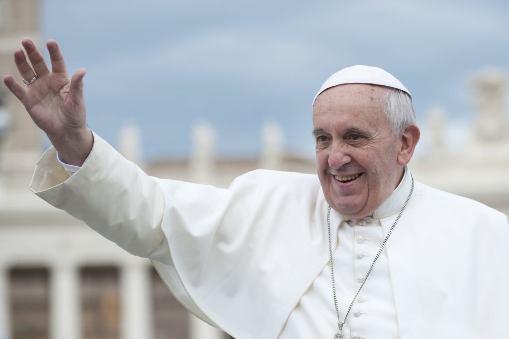 Papa Francisc, criticat pentru că nu poartă mască de protecţie