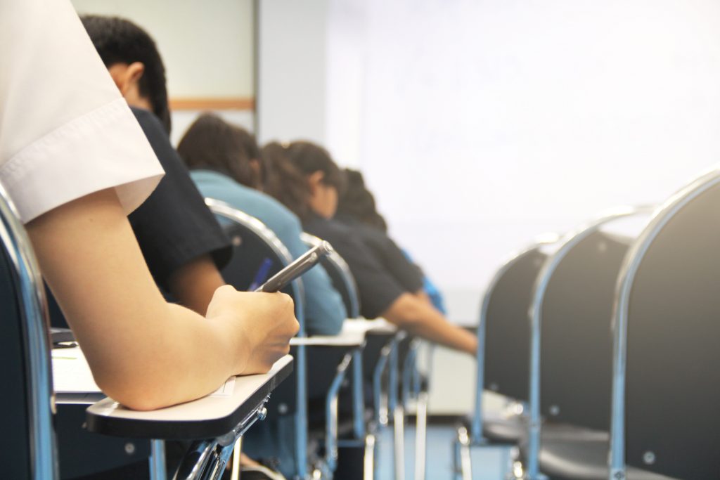 SIMULARE Evaluare Națională 2023: Peste 160.000 de elevi s-au prezentat la proba de Matematică. Câți dintre ei au fost eliminați