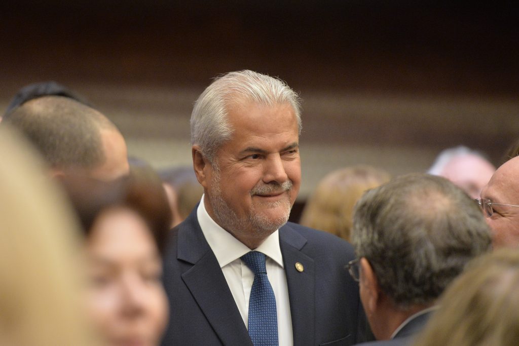 Adrian Năstase: „Coaliția de guvernare, doi pasageri care se bat pe locul de la geam într-un avion care se prăbușește!”