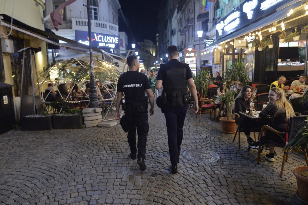 Fără nunți, botezuri și petreceri până pe 23 noiembrie. Ce restricții sunt pentru restaurante, teatre și magazine