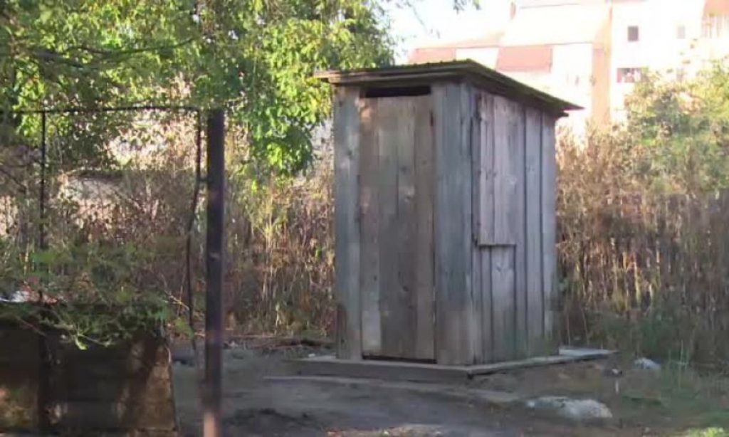 Polițiștii din Botoșani cer toalete în curte. Cumpără șase WC-uri pentru sediile din județ: „Să fie din lemn..”