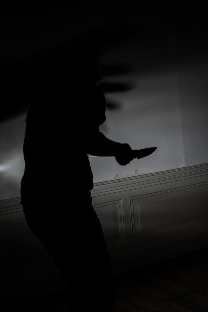 Un gălățean de 78 de ani, ÎMPUȘCAT de polițiști după ce a încercat să-i atace cu un cuțit. Nora lui a fost prima victimă