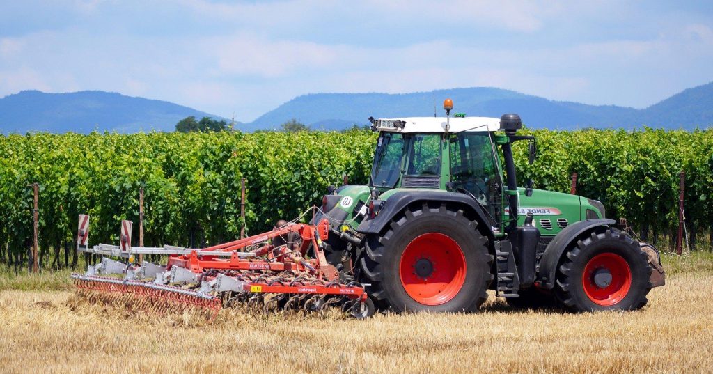 Tot mai multe femei din Iași vor să fie devină tractoriste, salariile fiind fabuloase. Ce venituri pot fi obținute în sezonul agricol