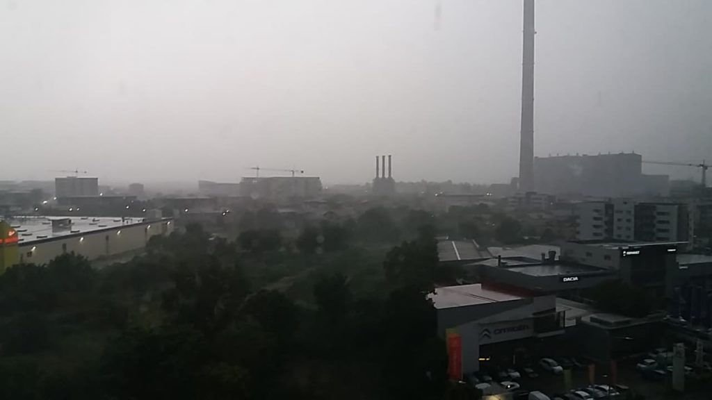 UPDATE. Și județul IAȘI trece sub cod roșu de ploi torențiale/ANM a plasat jumătate din România sub cod galben de averse!