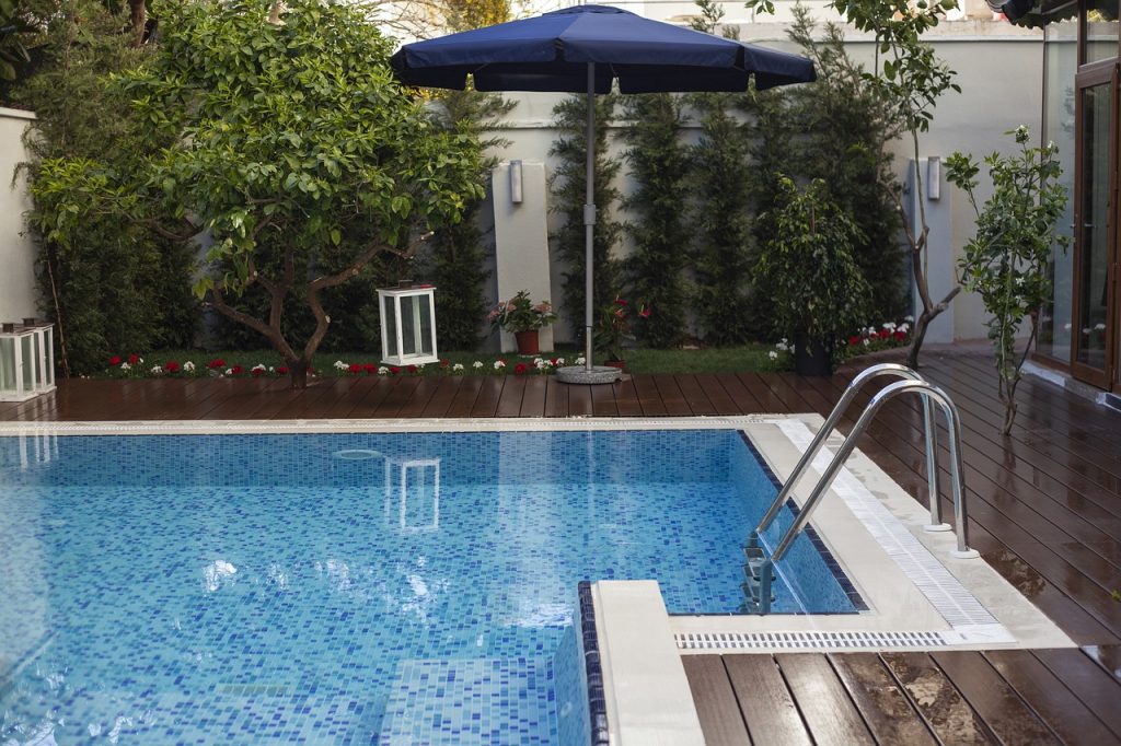 Locurile de joacă, piscinele și sălile de jocuri din județul Arad se închid, în urma creșterii numărului de infectări cu Covid-19