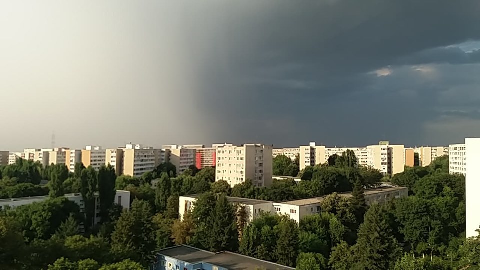Cod portocaliu de ploi abundente în cinci județe, până duminică seara. Jumătate din țară este sub cod galben de instabilitate atmosferică