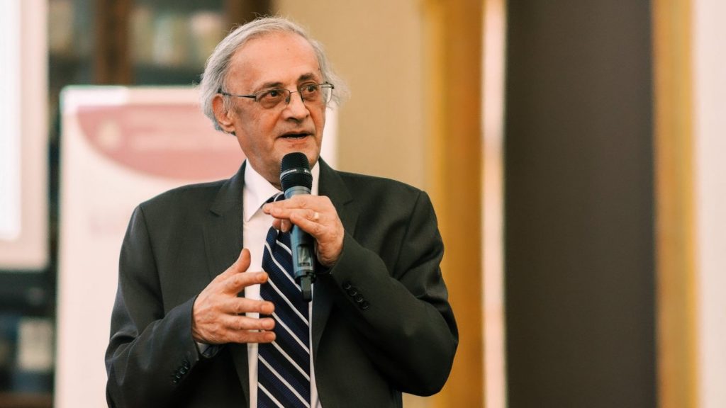Profesorul Vasile Astărăstoae anunță că nu se vaccinează: „Nu mă vaccinez ca să-mi arăt mușchii la TV. Mă fac de râs!”