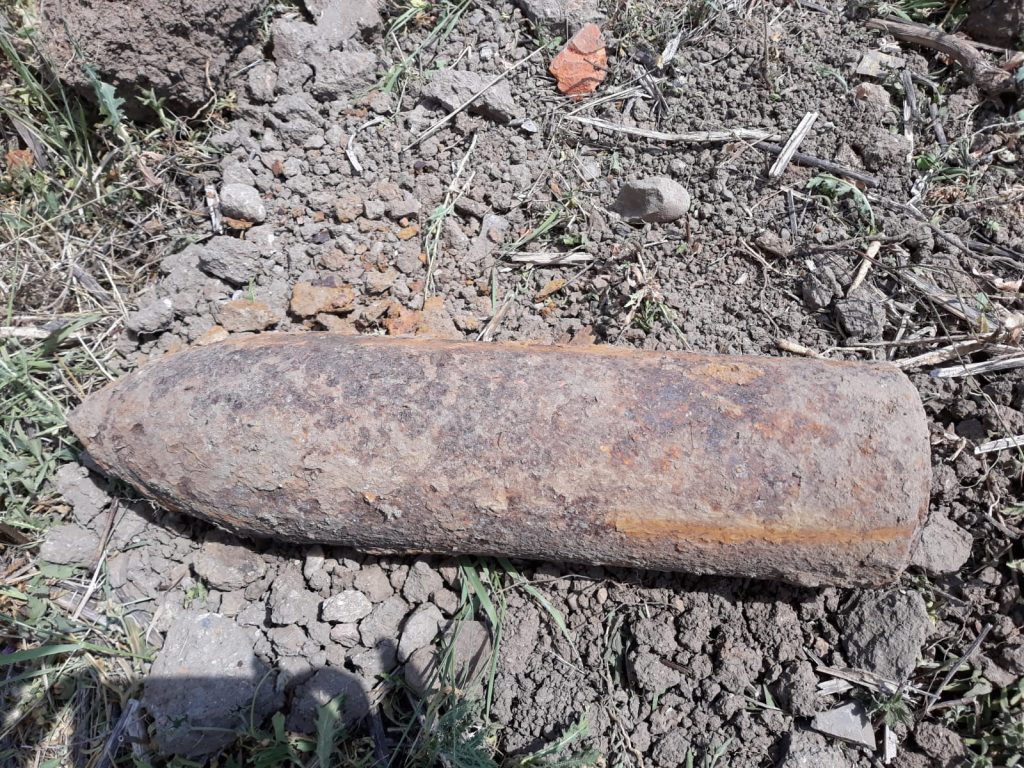 Un bărbat din Giurgiu a adus acasă un proiectil ce putea exploada oricând, găsit pe un câmp. Cum au aflat autoritățile