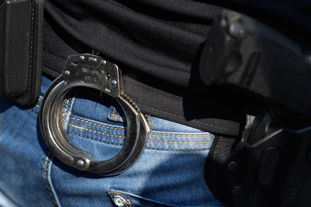 Descinderi la proxeneți în Constanța. Trei bărbați obligau tinere să se prostitueze, apoi le șantajau cu poze în ipostaze sexuale