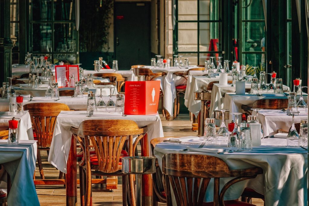 În timp ce în Ilfov se închid, restaurantele și cafenelele din Târgoviște se redeschid