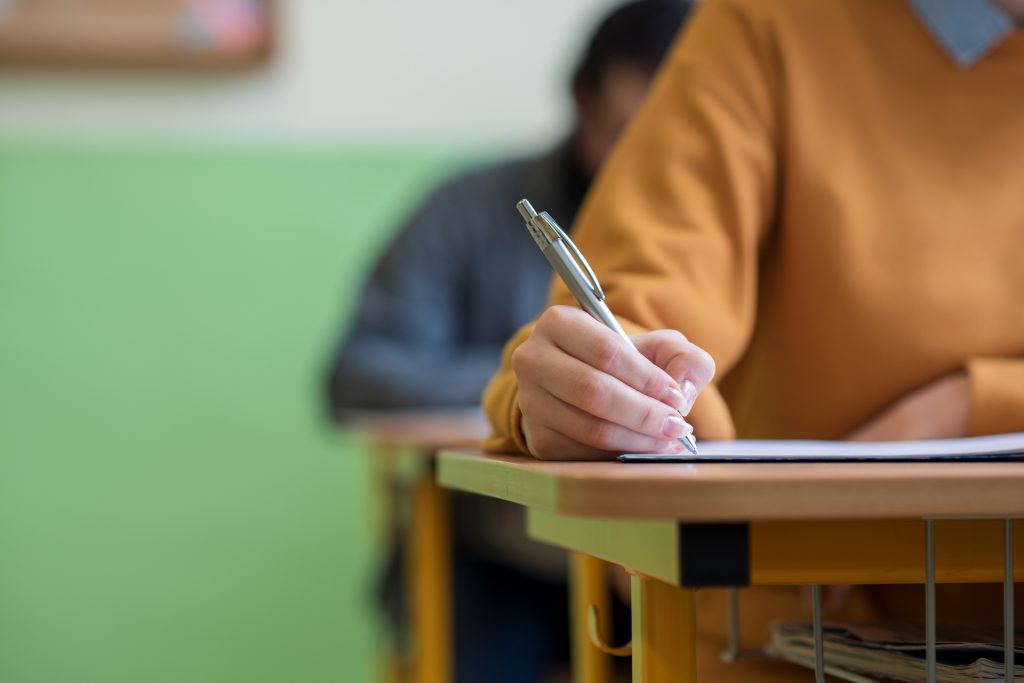 Evaluare Națională 2021. Peste 131.000 de elevi susțin marți proba la Limba și literatura română