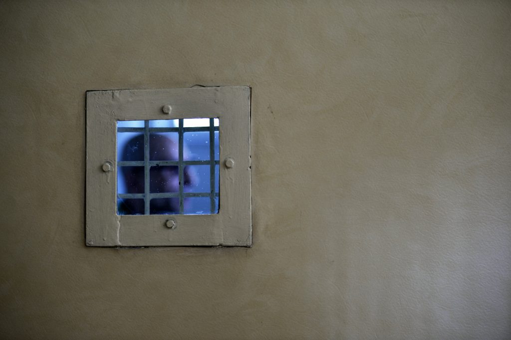 Un deținut de la Penitenciarul Giurgiu s-a tăiat cu lama, în încercarea de a-i „convinge” pe gardieni să-i schimbe camera
