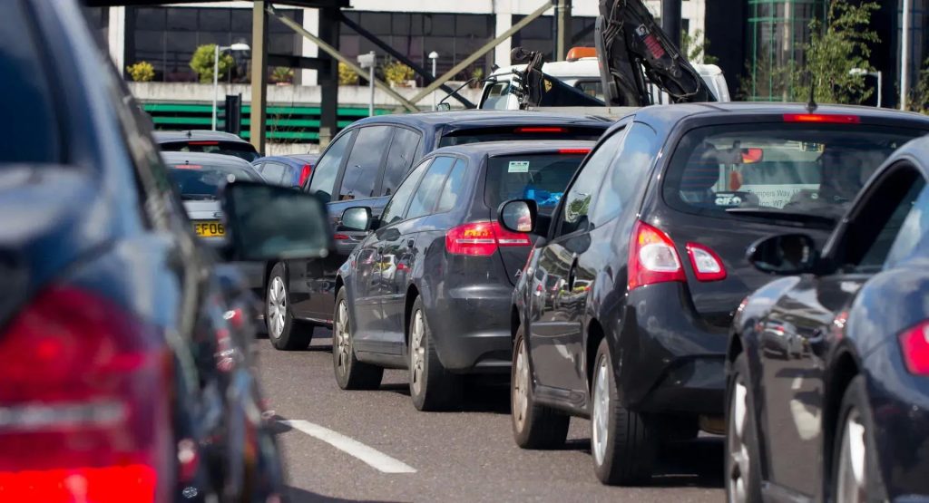 Raport: Peste 46.000 de tone de CO2 pe an emis de autovehiculele care așteaptă în vămi în urma neacceptării României și Bulgariei în Schengen