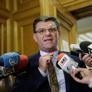 Fostul sindicalist Dumitru Coarnă este obligat de instanţă să-i plătească polițistului Radu Gavriş daune morale de 5.000 de euro
