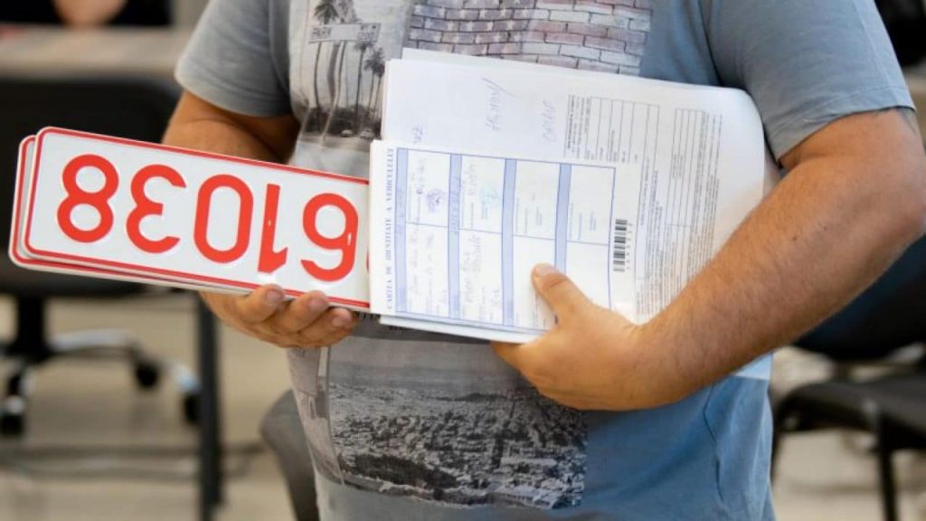 Românii vor putea depune ONLINE cererile pentru schimbarea proprietarului unei mașini până la finalul anului 2024
