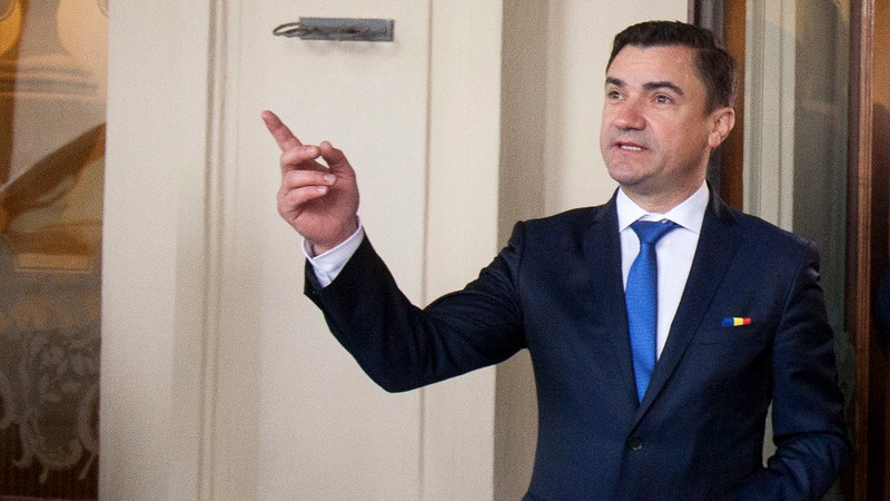 Primarul Iașiului, „admonestat” la un meci pe stadionul din Cluj-Napoca. Mesajul fluturat de un microbist