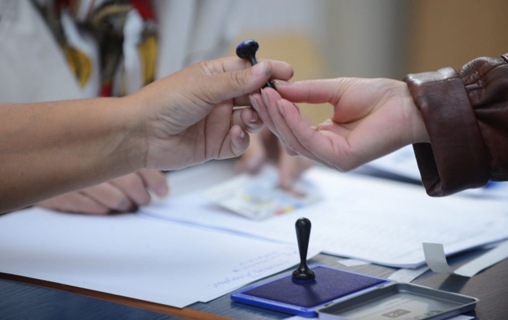 Primele INCIDENTE la URNE. Instigare la fraudă în Dolj și Sibiu, alegătorii au primit mai multe buletine de vot!