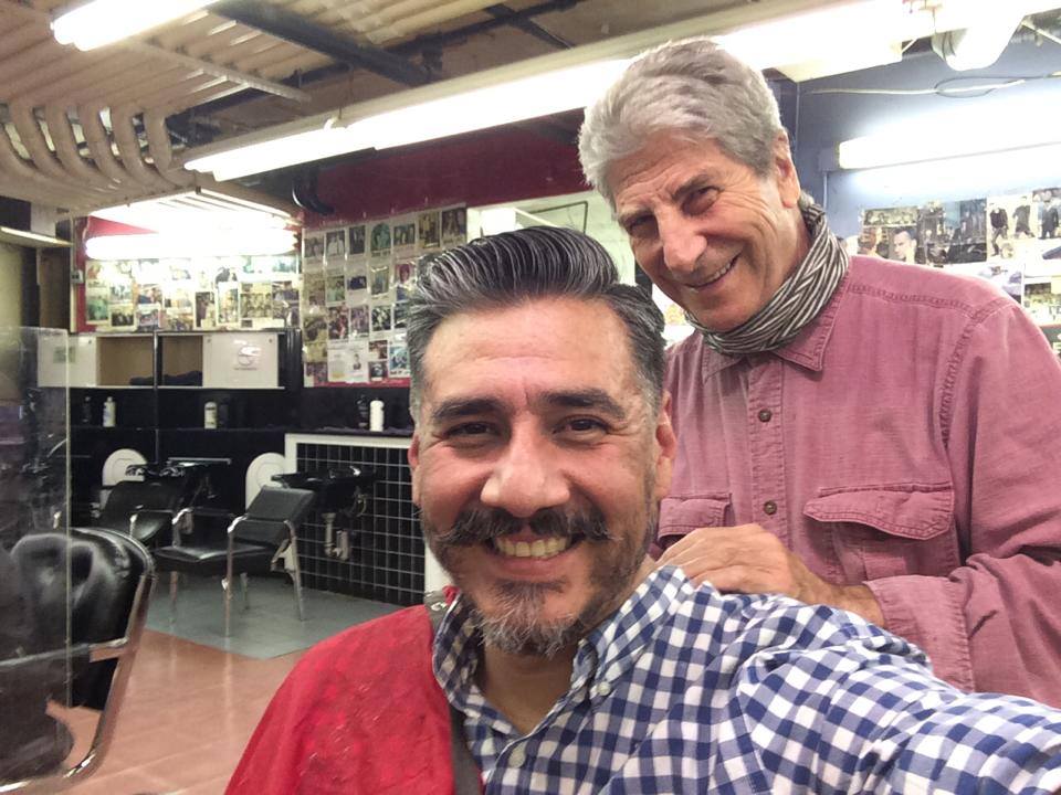 Valentino Gogu, un frizer român de 72 de ani din SUA, a rămas fără loc de muncă, după închiderea celebrului Astor Place Hair din New York
