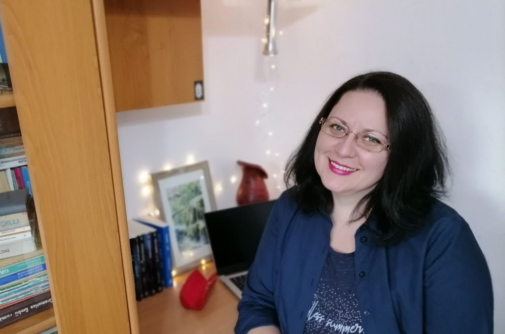 Scriitoarea Rodica Mijaiche: „Pentru mine, scrisul este nevoia de a descreți frunțile cititorilor mei”