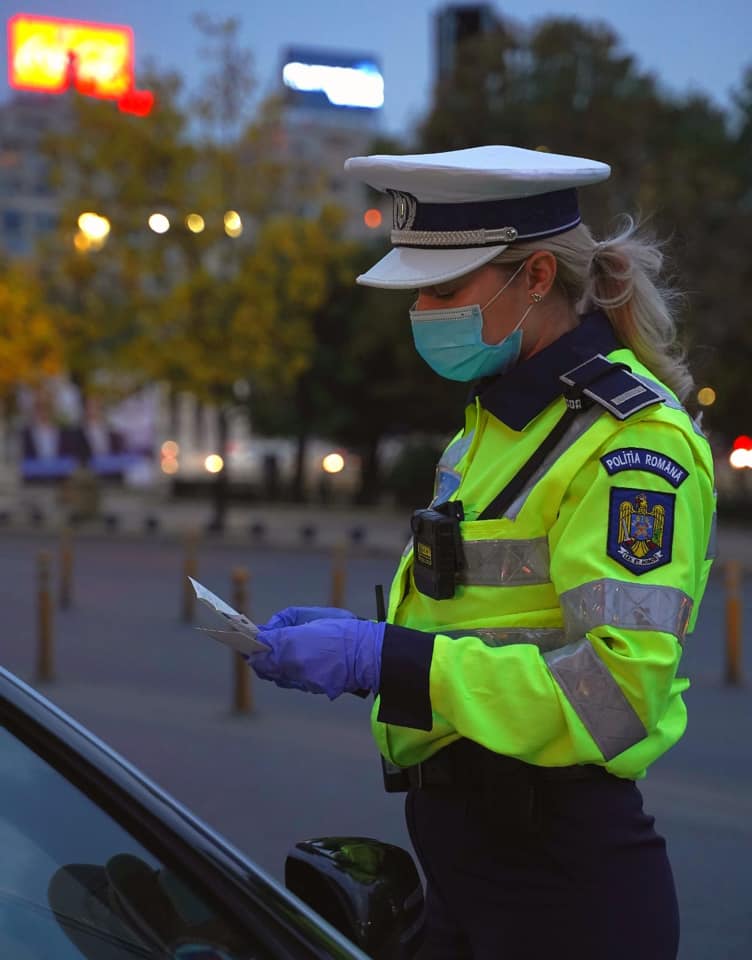 O polițistă a oprit un șofer în trafic și l-a amendat cu 1.305 lei, după un dialog halucinant: „Dumneavoastră vorbiți serios?”