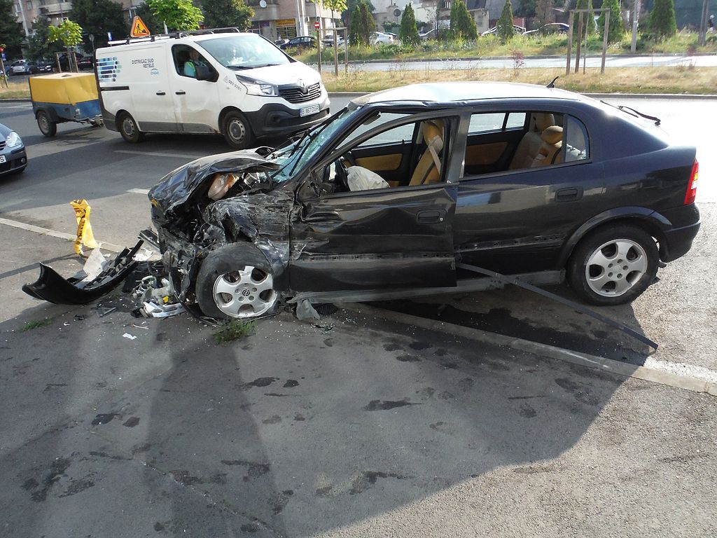 Grav accident la Pelișor. A intrat cu mașina într-un zid! Trei persoane rănite