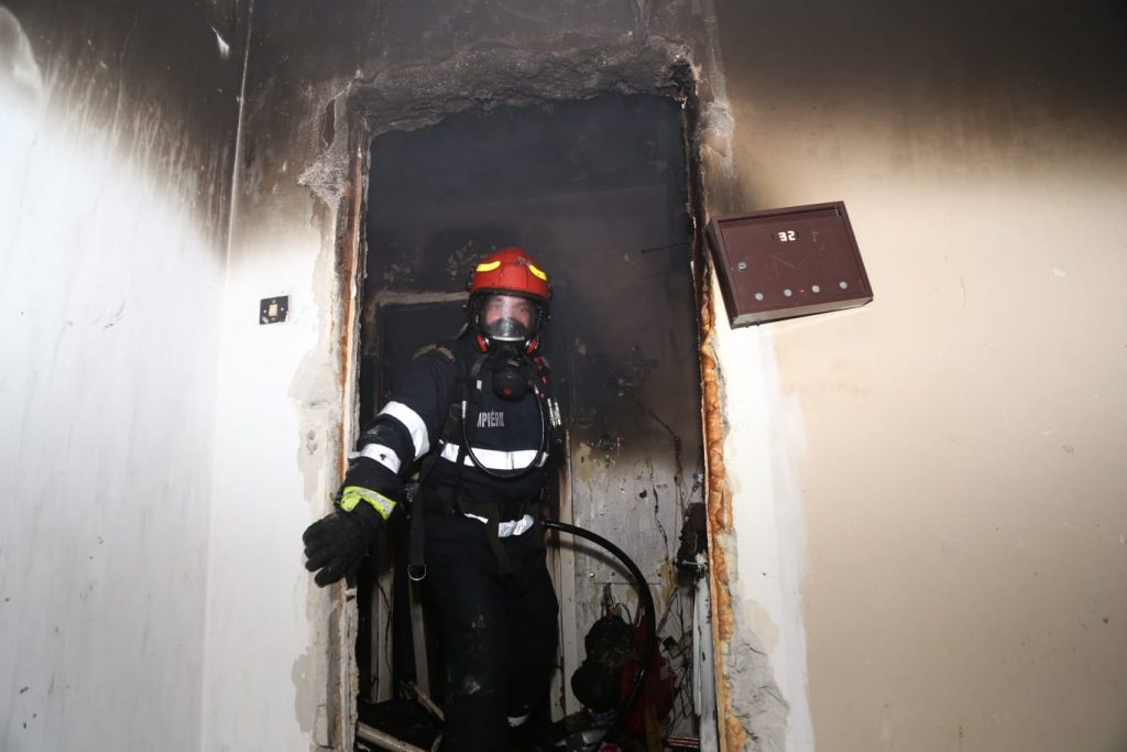 Alertă într-un bloc din București! O persoană a murit și mai mulți locatari au fost evacuați, în urma unei explozii