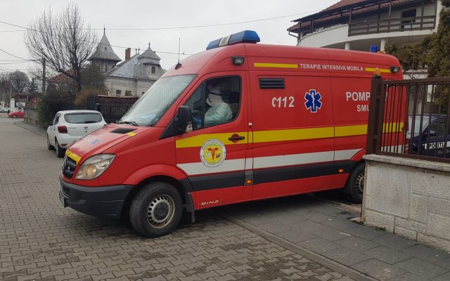 Echipaj SMURD, aflat în misiune, lovit de o altă mașină, în Baia Mare! Tot mai multe accidente cu ambulanțe implicate!