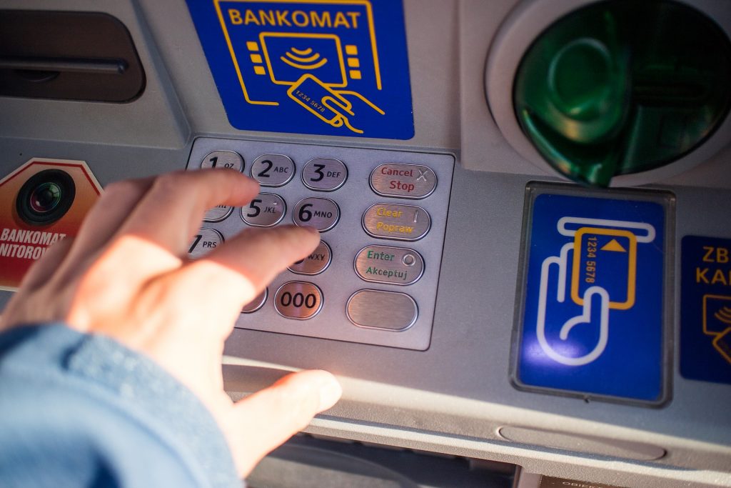 Bărbat din Reghin, acuzat de clonarea unor carduri bancare în SUA, arestat în Mureș