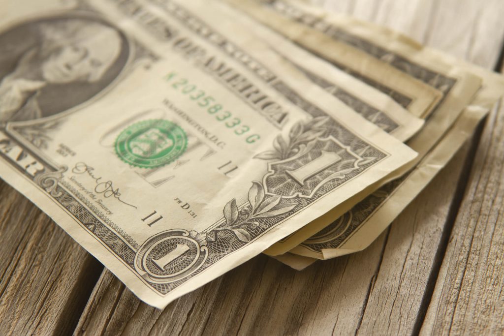 Violențe SUA. Dolarul atinge cel mai mic curs din ultimii trei ani, bitcoin marchează un nou record