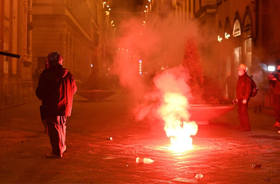 Protestele izbucnesc la Florența din cauza restricțiilor Covid-19. Proprietarii de restaurante și șomerii din Florența s-au bătut cu polițiștii