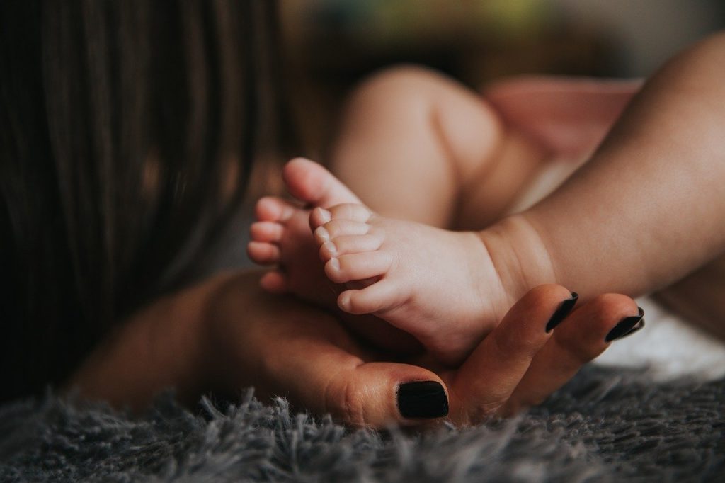 Detaliile cazului care a oripilat Elveția: O româncă şi-a abuzat sexual bebeluşul la comanda unui tânăr elvețian