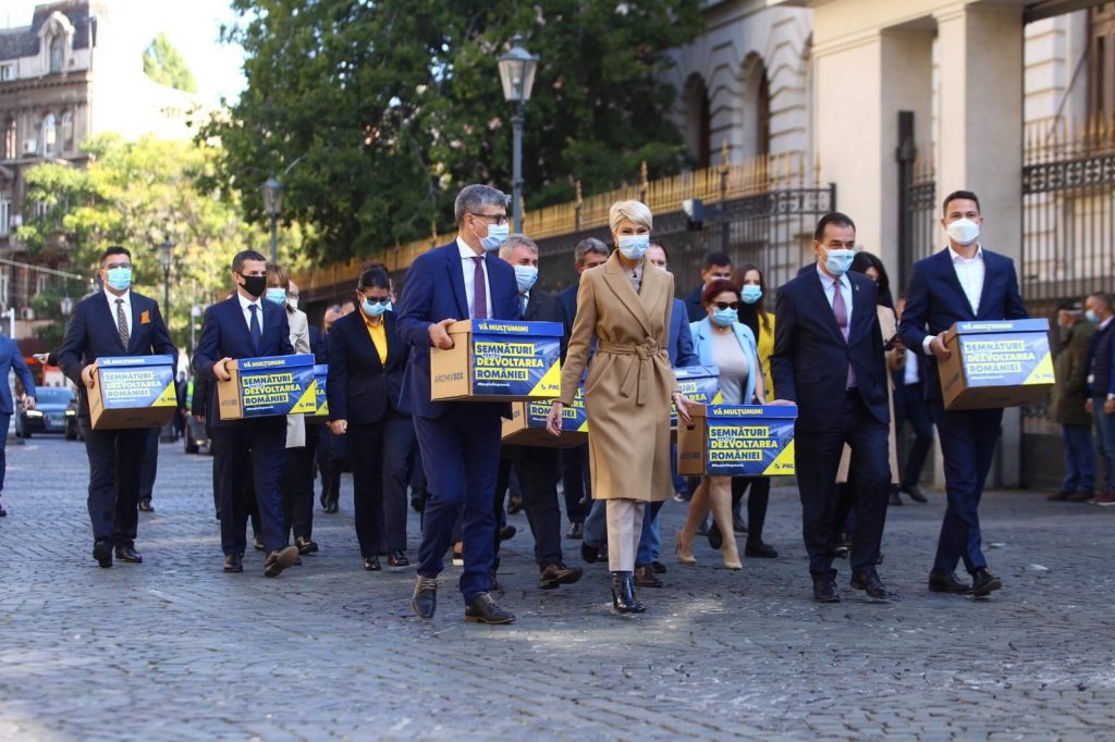 Orban, la depunerea semnăturilor de susținere la parlamentare: PSD nu a murit, nu este încă înfrânt./ Alegerile din 6 decembrie sunt decisive pentru România