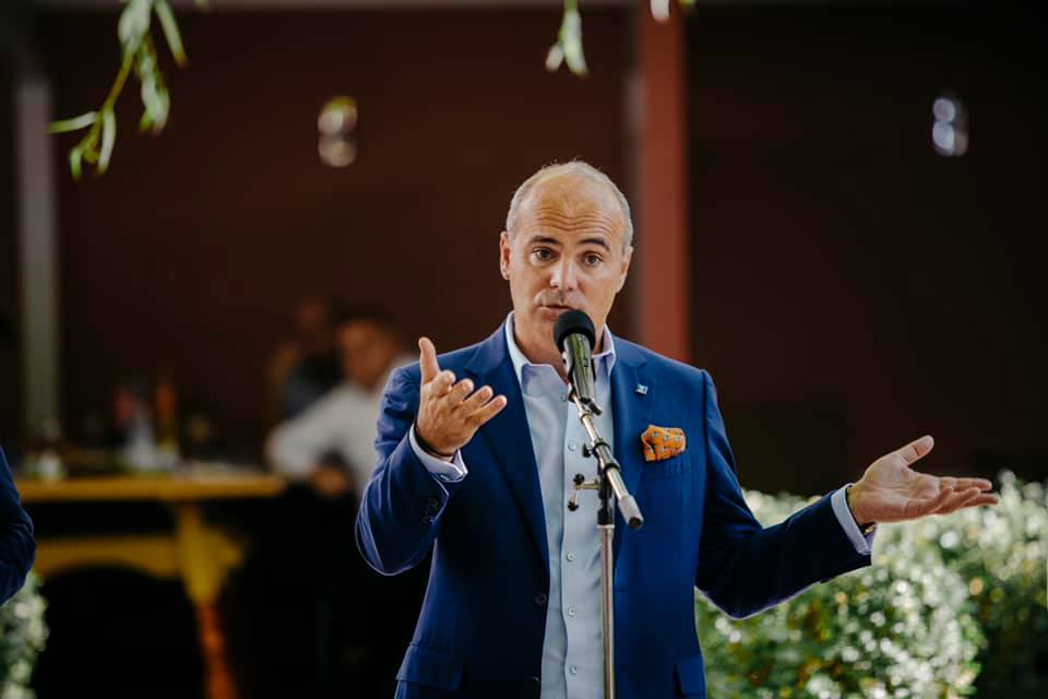 8 ȘTIRI DE LA ORA 8. Rareș Bogdan, despre „ruperea” PNL: „Exclus! Nu mai trăim ultimul deceniu al secolului trecut”
