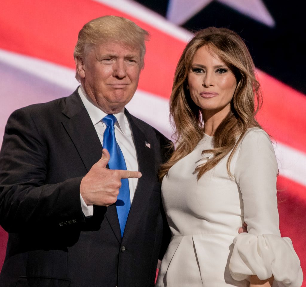 Donald Trump, manieră inedită de a-și SĂRBĂTORI soția la bordul Air Force One: ”Nu am avut timp de cadouri” / Cei doi participă la funeraliile Papei